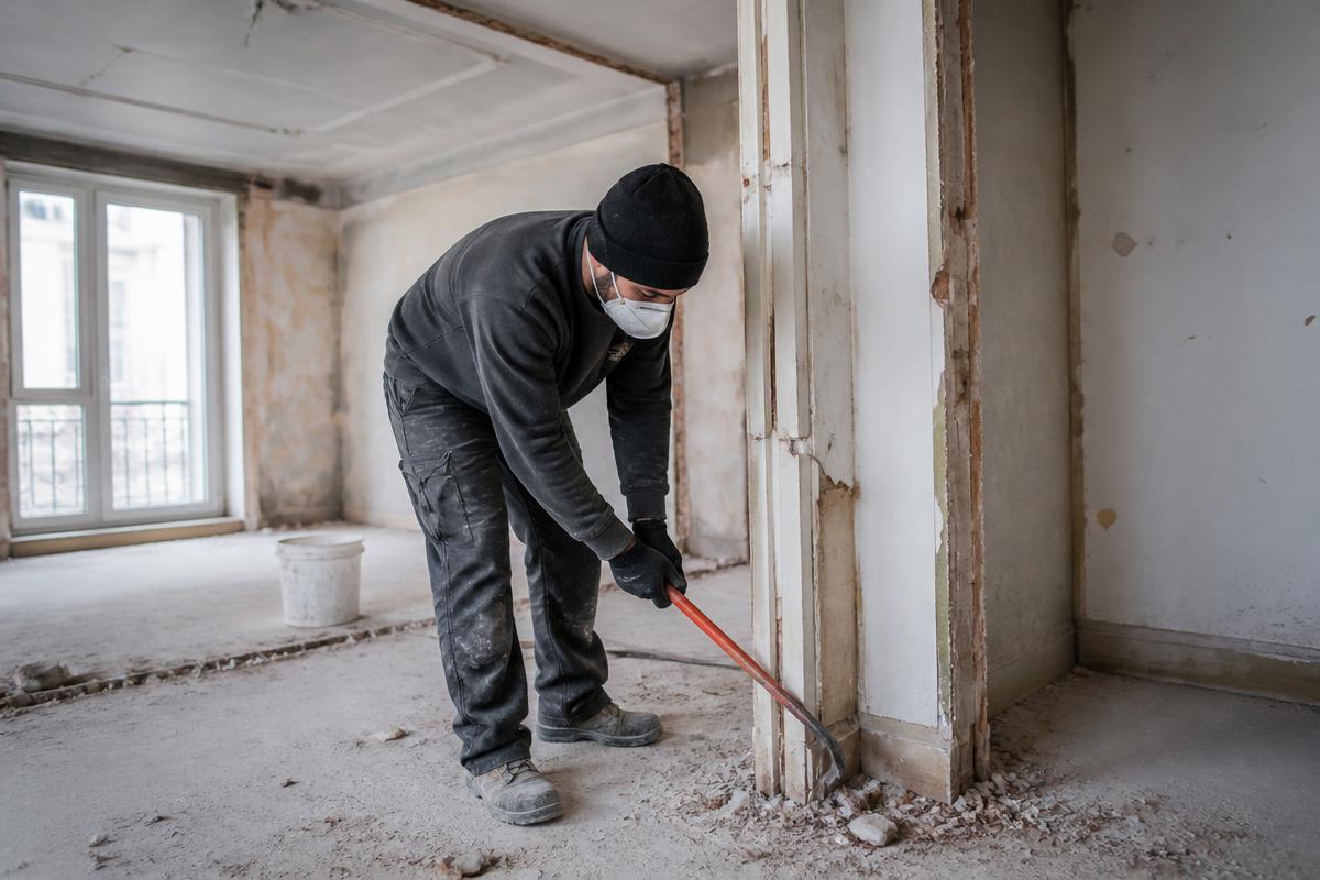 Leerer Raum während der Entkernung mit Bauschutt und Werkzeug